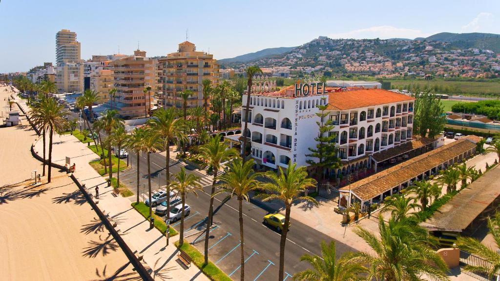 佩尼斯科拉海滨旅馆的享有棕榈树和建筑的城市空中景致
