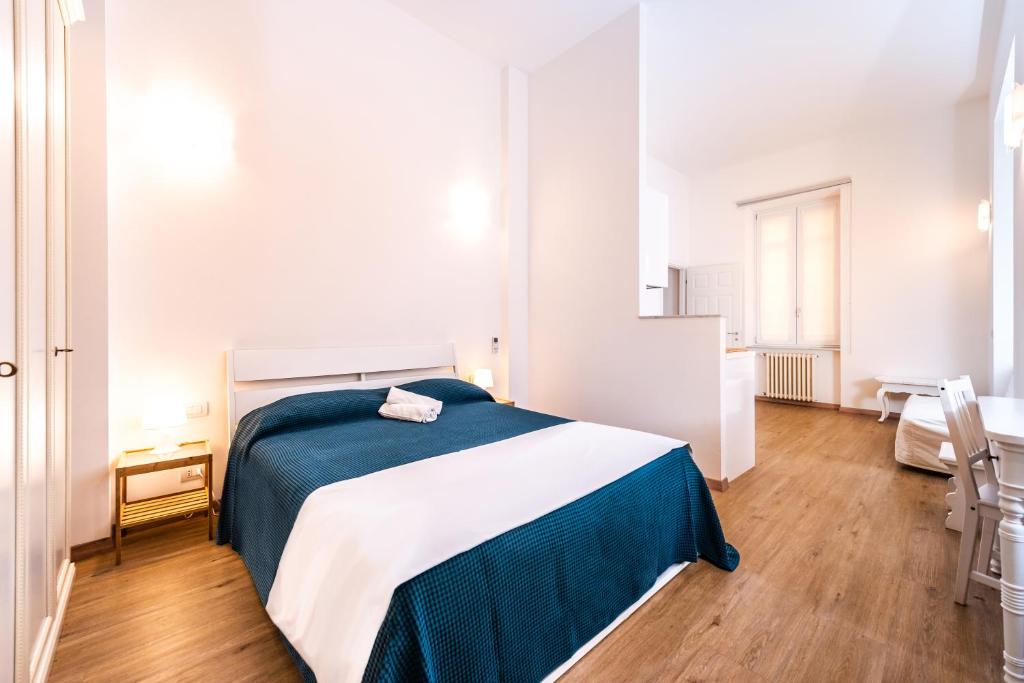 圣玛格丽塔-利古雷La Corallina的一间卧室配有一张带蓝色毯子的大床