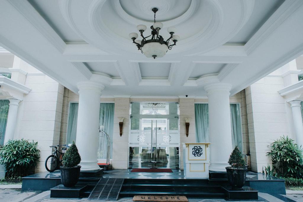 梭罗阿迪旺萨酒店的白色的建筑,天花板上装有吊灯