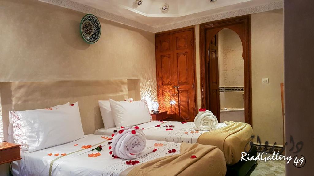 马拉喀什里亚德画廊49号庭院旅馆的两张睡床彼此相邻,位于一个房间里