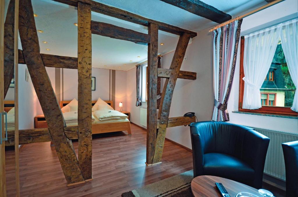 拜尔施泰因Hotel Gästehaus auf der Lay的一间带一张床和椅子的卧室