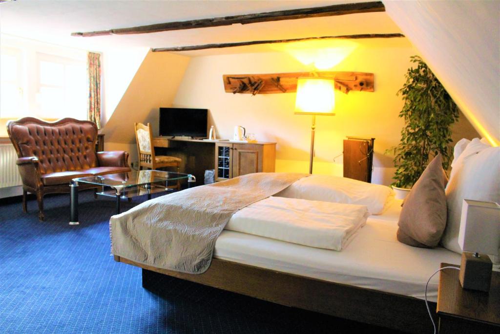 布伦瑞克里特尔圣乔治酒店的一间带大床的卧室和一间客厅