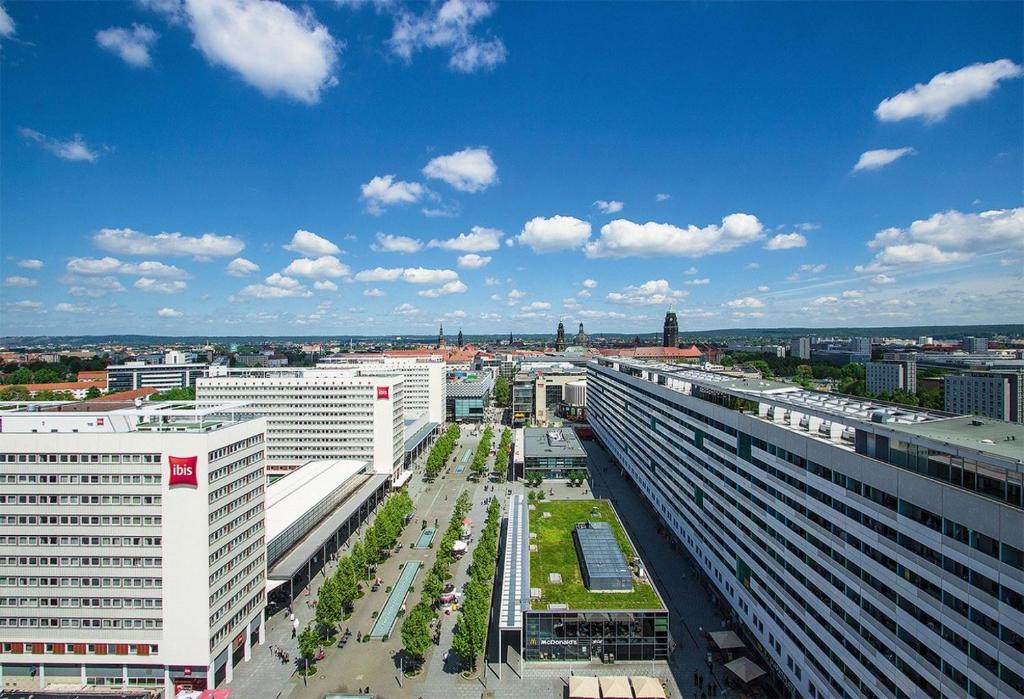 德累斯顿ibis Dresden Zentrum的享有城市高楼和街道的景色