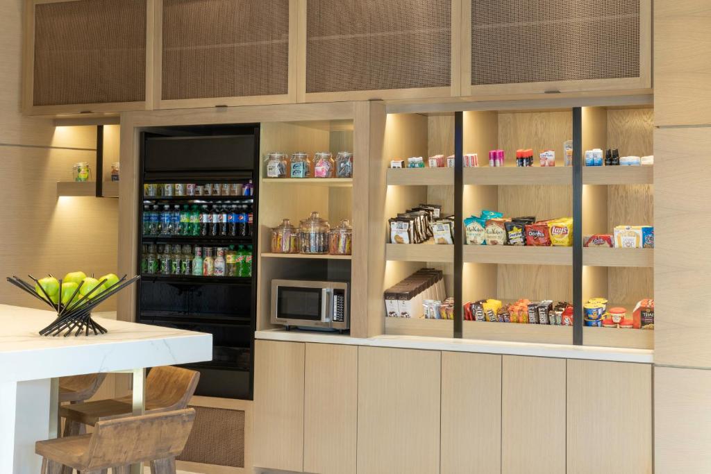 Hyatt Place Sandestin at Grand Blvd的厨房或小厨房