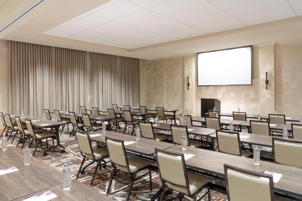 Hyatt Place Sandestin at Grand Blvd的电视和&#47;或娱乐中心