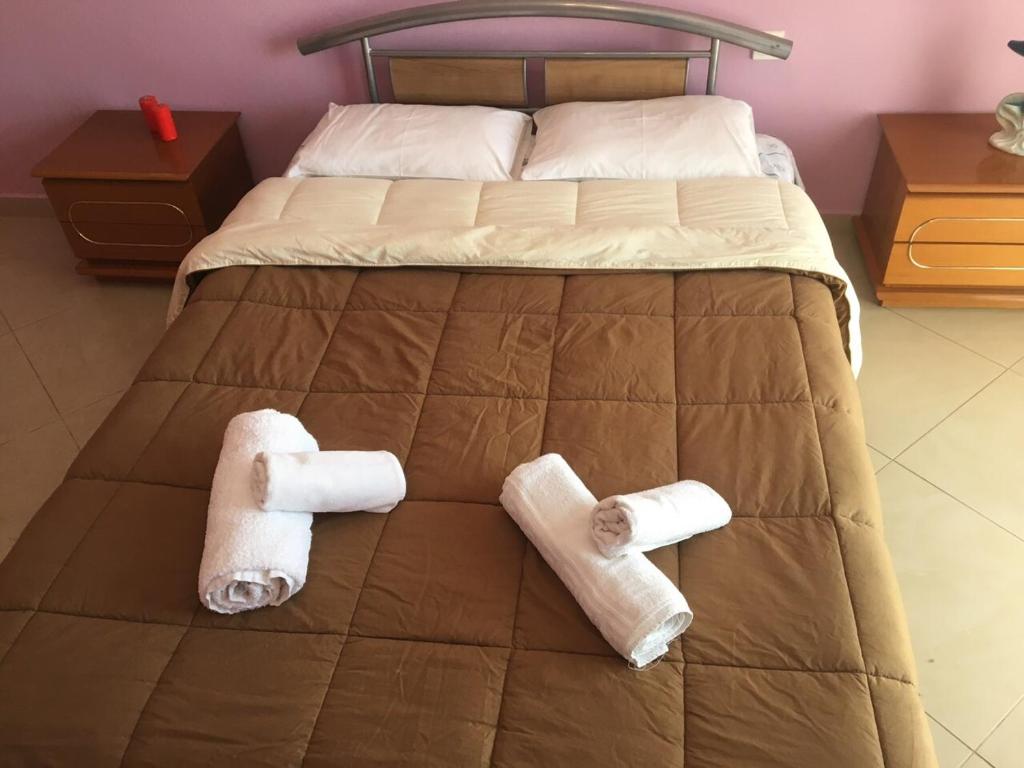卡利塞亚-豪客迪克斯SONIA的一张床上有两卷卫生纸