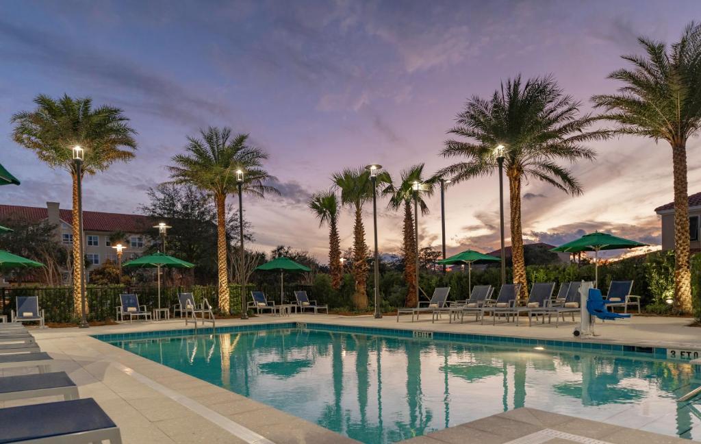 Hyatt Place Sandestin at Grand Blvd内部或周边的泳池