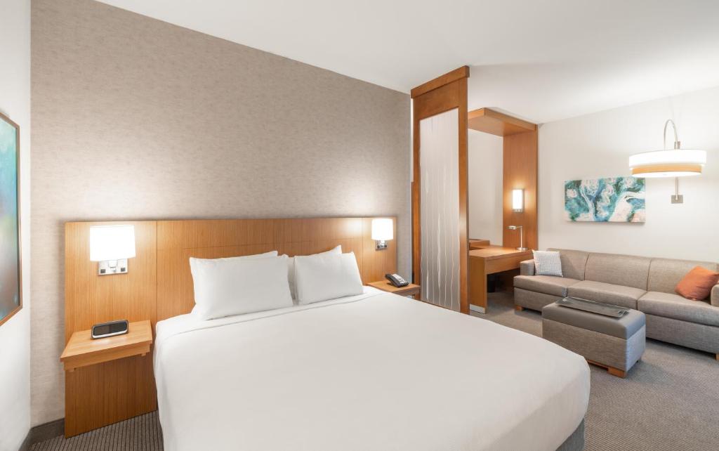 Hyatt Place Sandestin at Grand Blvd客房内的一张或多张床位