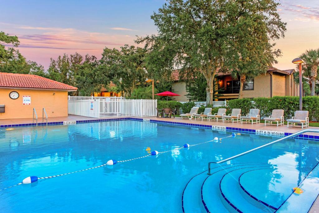 基西米Alhambra Villas的蓝色海水度假村的游泳池