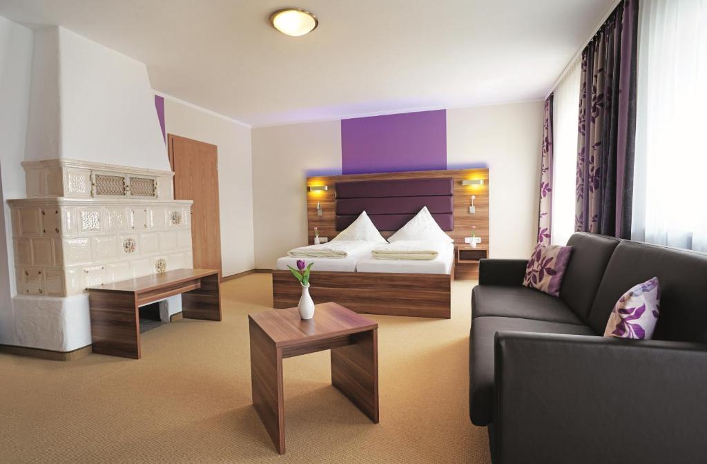 莫星宁丹蒙维特酒店的酒店客房,配有床和沙发