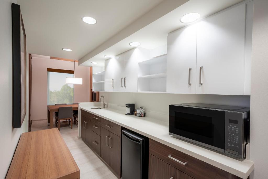 Hyatt Place Sandestin at Grand Blvd的厨房或小厨房