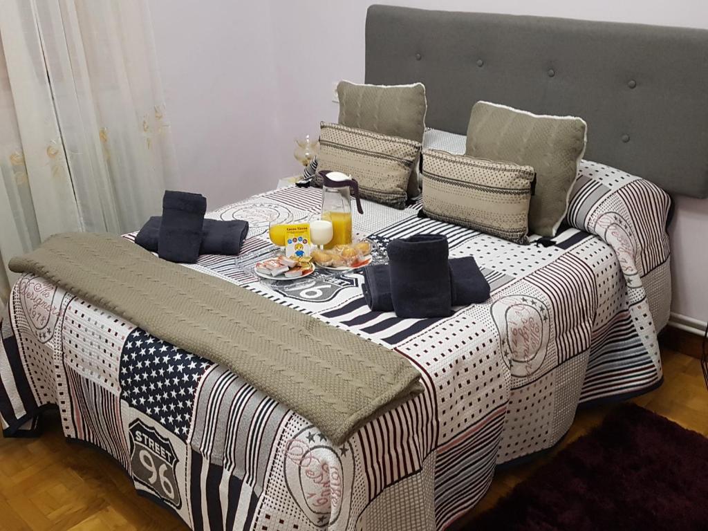 洛格罗尼奥Apartamento Manzanera的一张带桌子的床,上面有食物和饮料