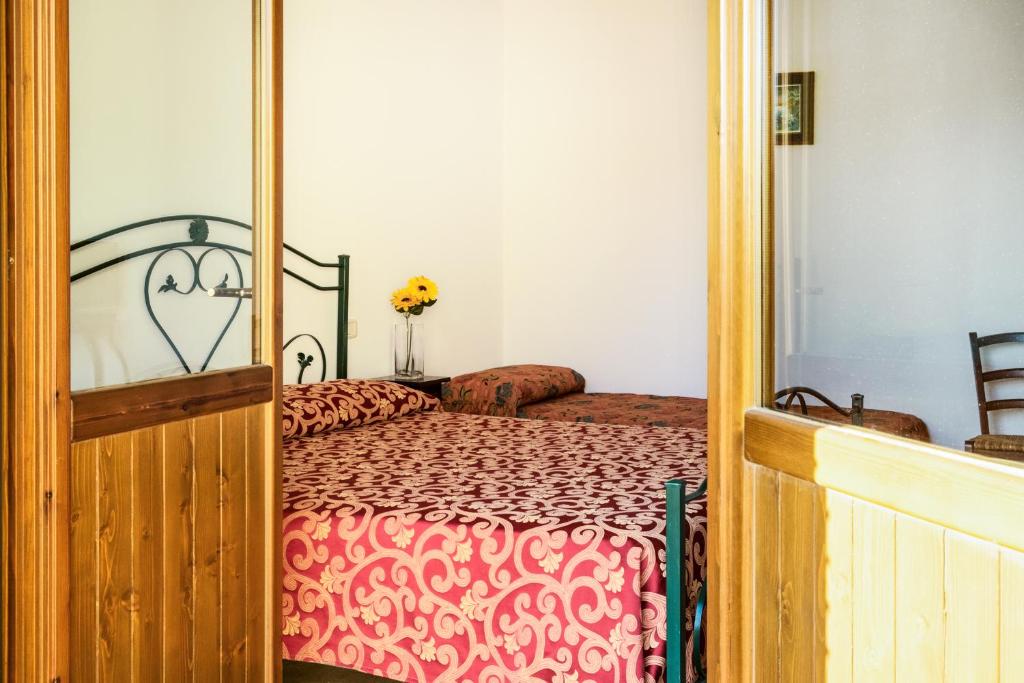 丰特博兰达I Leoncini的一间卧室配有一张床,拥有一张床铺