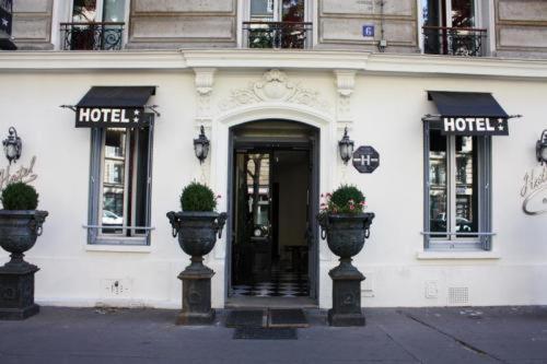 巴黎加梅里亚豪华酒店的一座带门和两扇窗户的酒店大楼