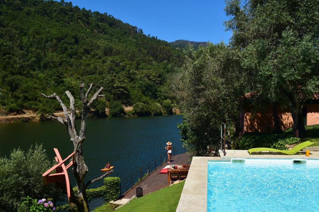 拜昂Casas de Pousadouro的享有湖景的游泳池