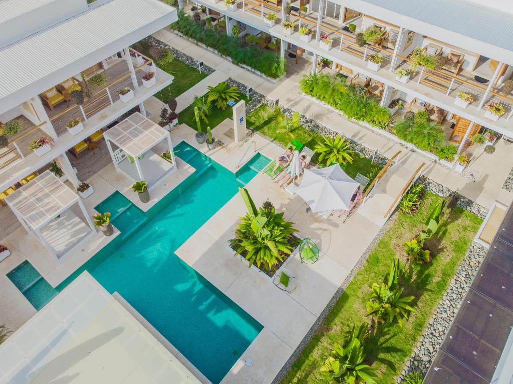 别霍港Umami Hotel - Adults Only的享有带度假村的大楼游泳池的顶部景致