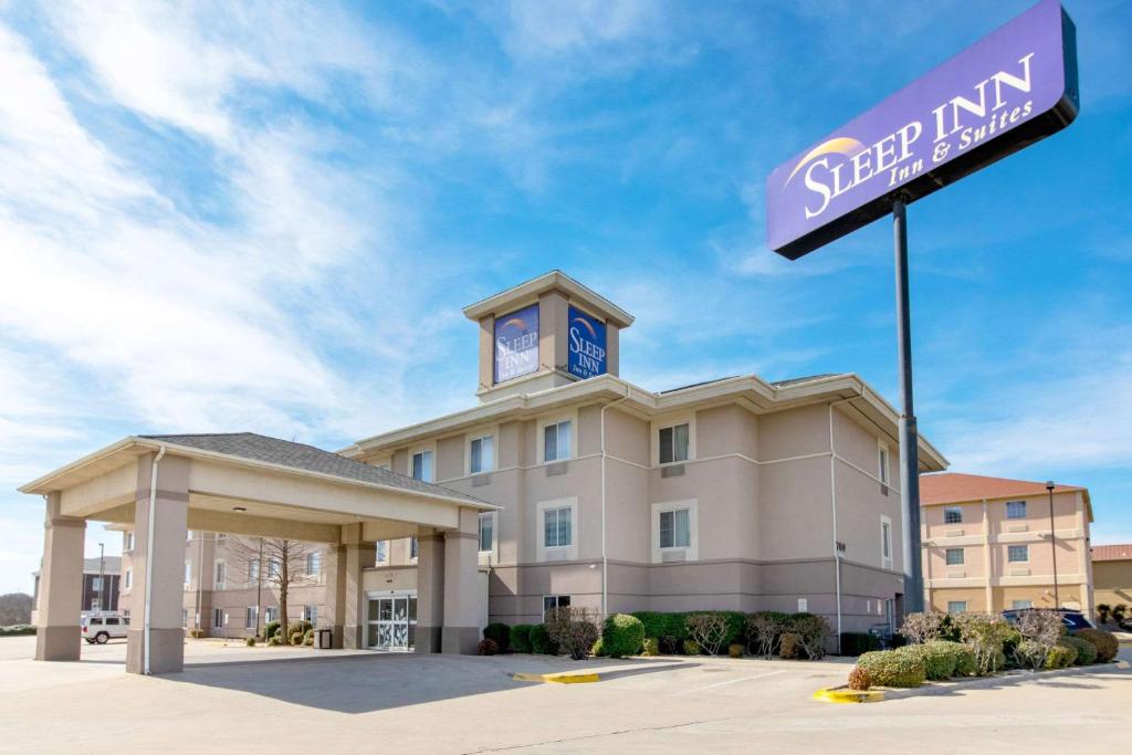 基林Sleep Inn & Suites Near Fort Cavazos的一座建筑顶部设有钟楼的酒店