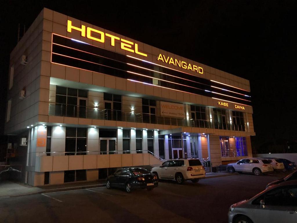 克拉斯诺达尔阿华加德酒店的夜间在停车场停车的酒店