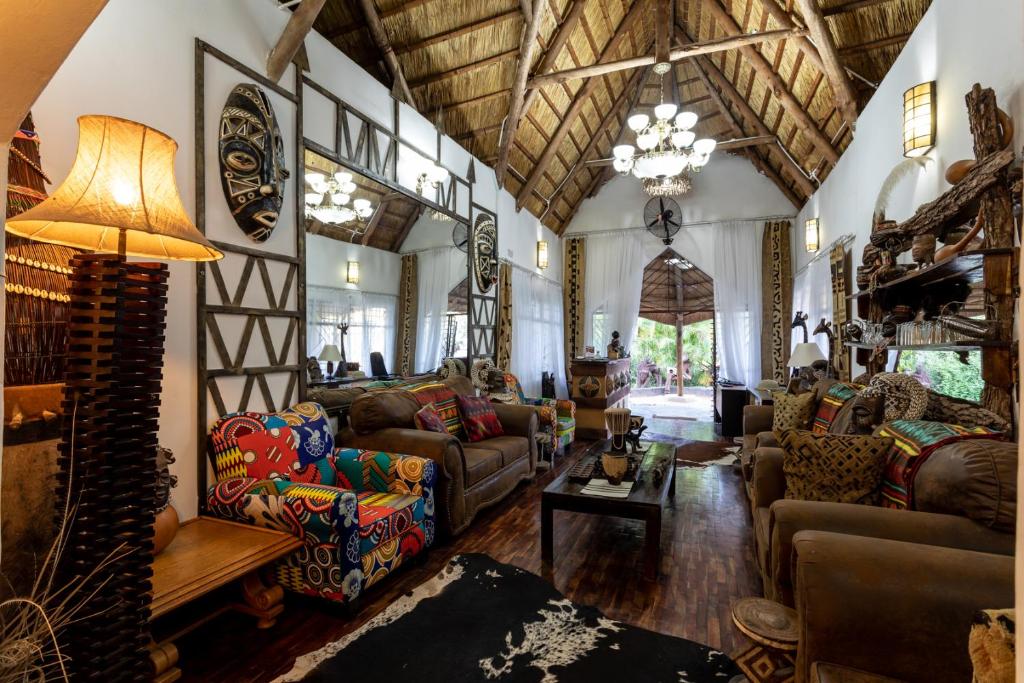 利文斯顿Ngoma Zanga Lodge的客厅配有家具和吊灯。