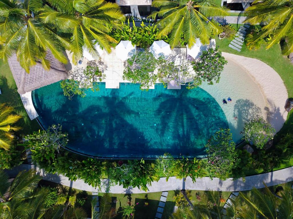 龙目岛库塔吉瓦那度假村的享有度假村游泳池的顶部景致