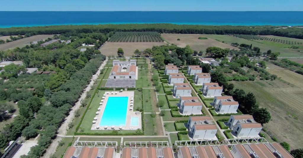 奥特朗托Blu Mare Frassanito - Residence的享有带游泳池的建筑的空中景致
