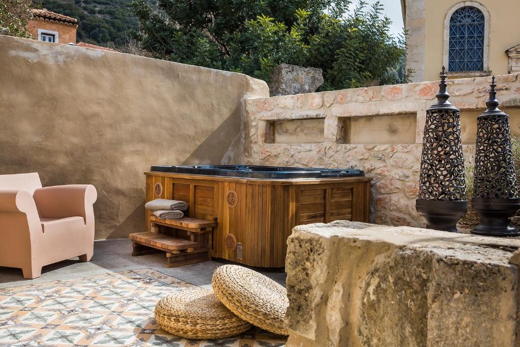 FaraklataVilla Daniela - Saint Nikolas Retreat的室外热水浴池配有桌椅
