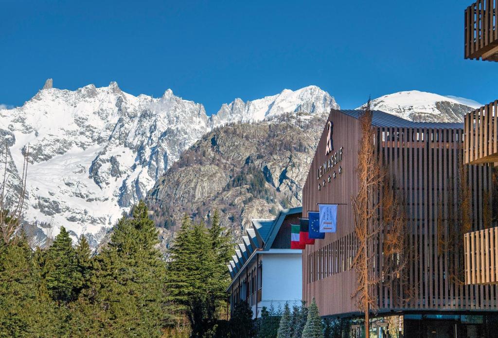 库马约尔Le Massif Hotel & Lodge Courmayeur The Leading Hotels of the World的享有雪山美景。