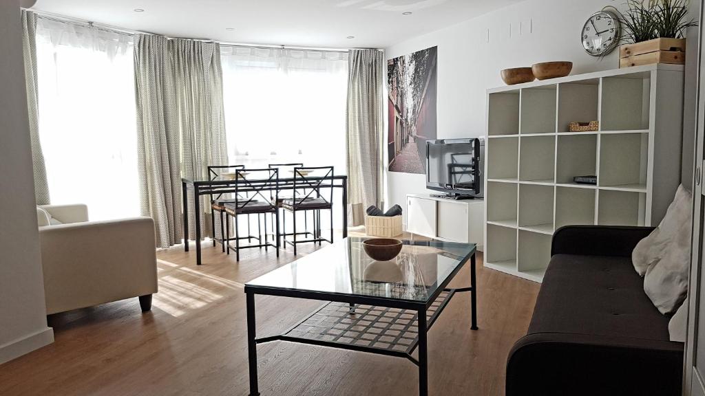 塞维利亚Apartment Plaza Del Salvador的客厅配有沙发和桌子
