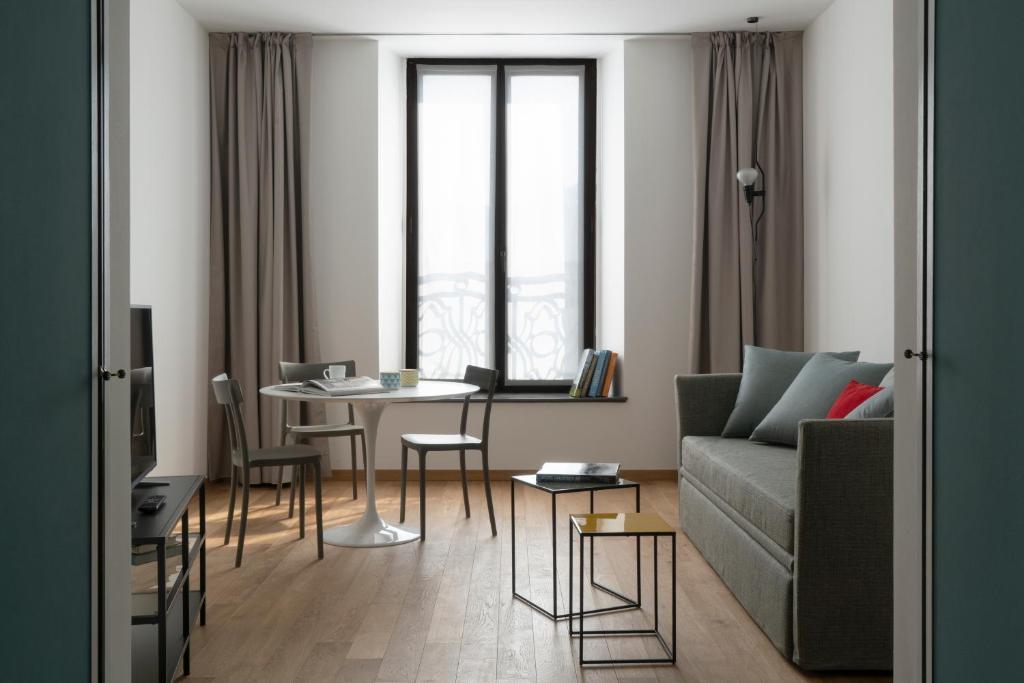 米兰布雷拉斯卡拉公寓的客厅配有沙发和桌子