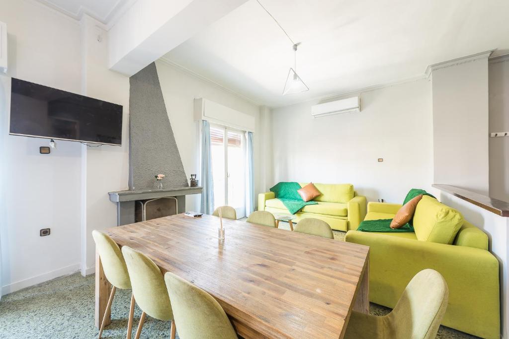 雅典太空天堂公寓的客厅配有桌子和沙发