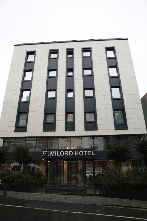 伊斯坦布尔Milord Hotel的前面是一座建筑,有zrl中环酒店