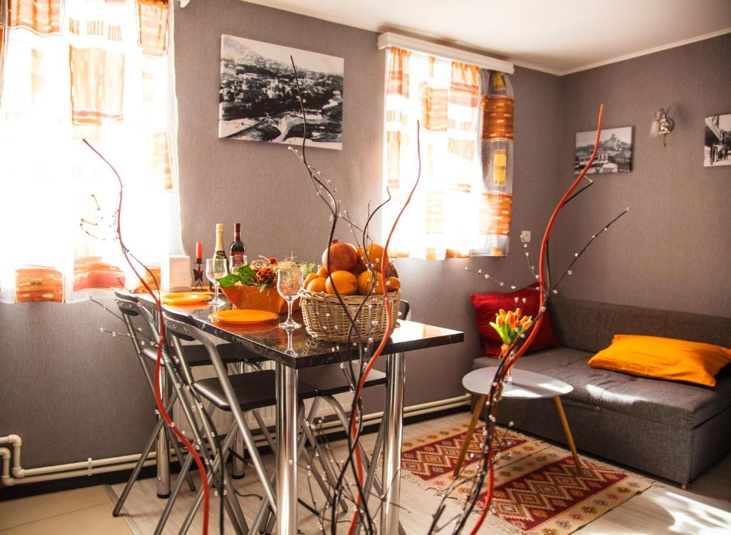 第比利斯Apartment Ritz Street的客厅配有带水果的桌子