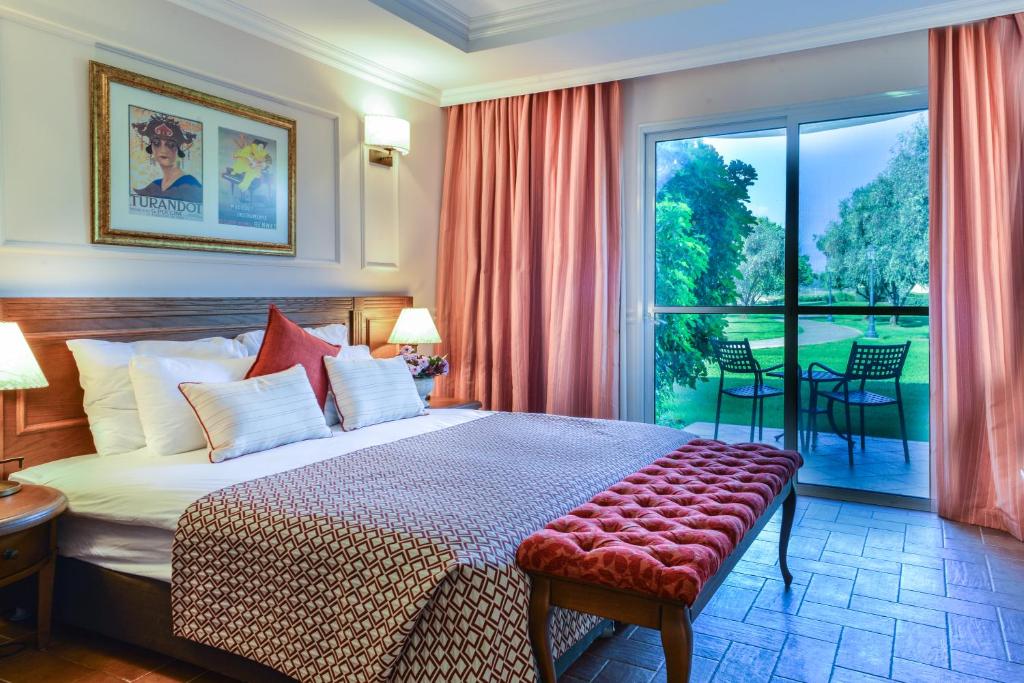 凯法布鲁姆Pastoral Hotel - Kfar Blum的酒店客房设有一张床和一个大窗户