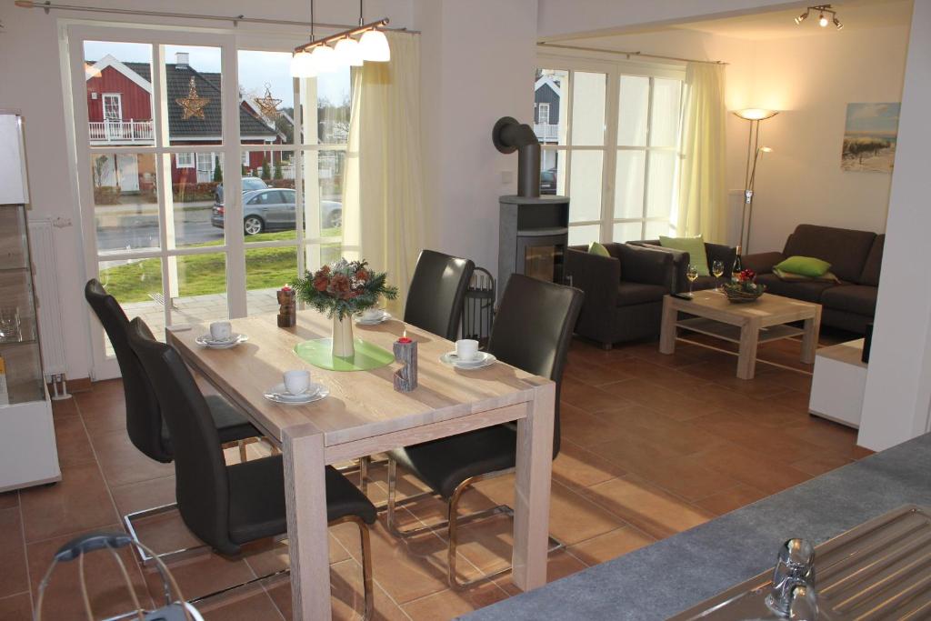 文迪施里茨5*Ferienwohnung Seeblick 2的用餐室以及带桌椅的起居室。