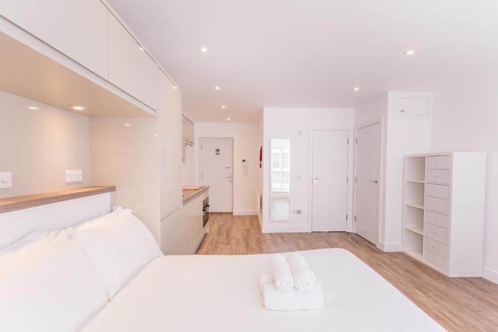 南安普敦Town or Country - Canute Studio的白色卧室配有白色橱柜和1张床