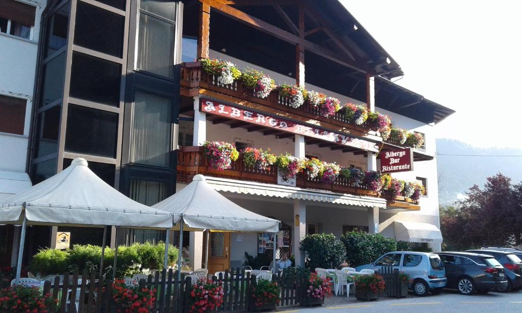 卡斯泰洛泰西诺贝拉维斯塔酒店的一座建筑,阳台上种植了植物