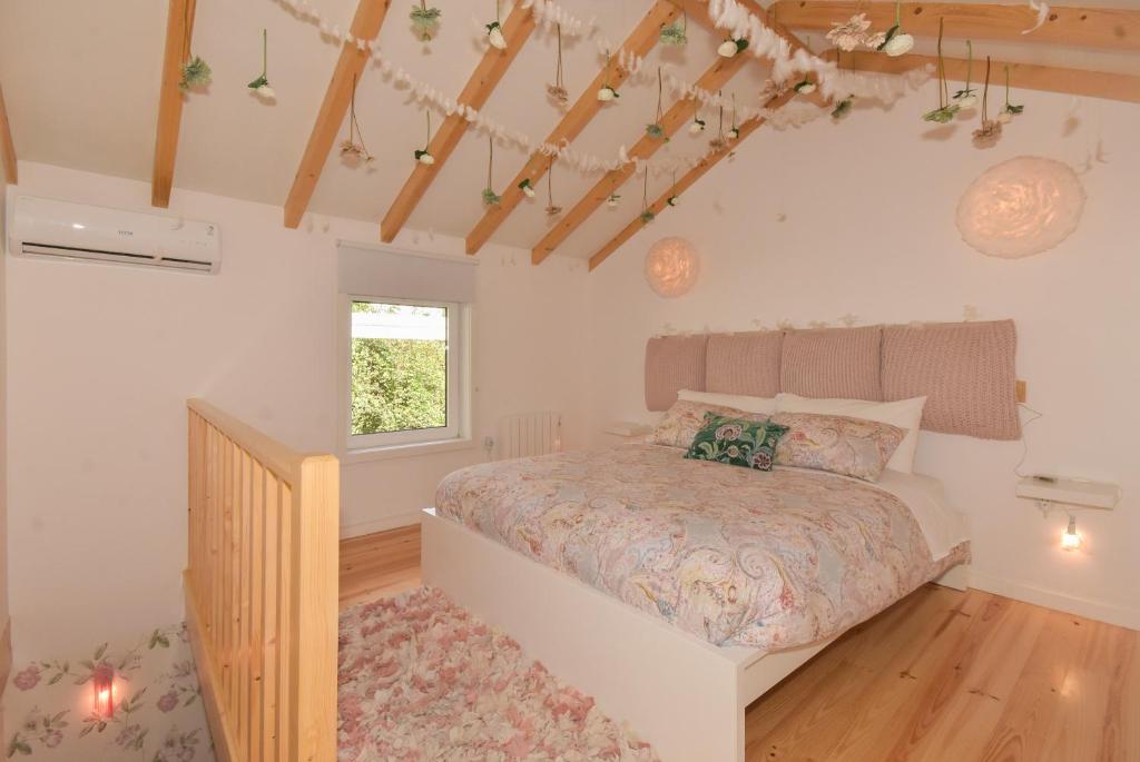 波尔图Rose Green Loft的一间卧室设有一张床和一个窗口