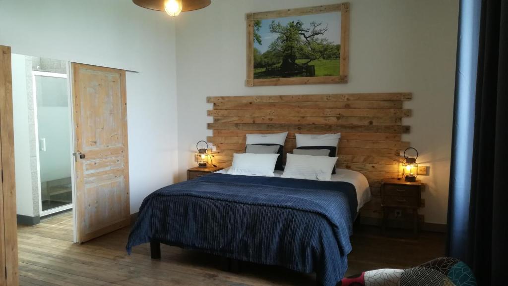 Saint-Malon-sur-MelLe Presbytère de Saint Malon的一间卧室配有一张带木制床头板的床