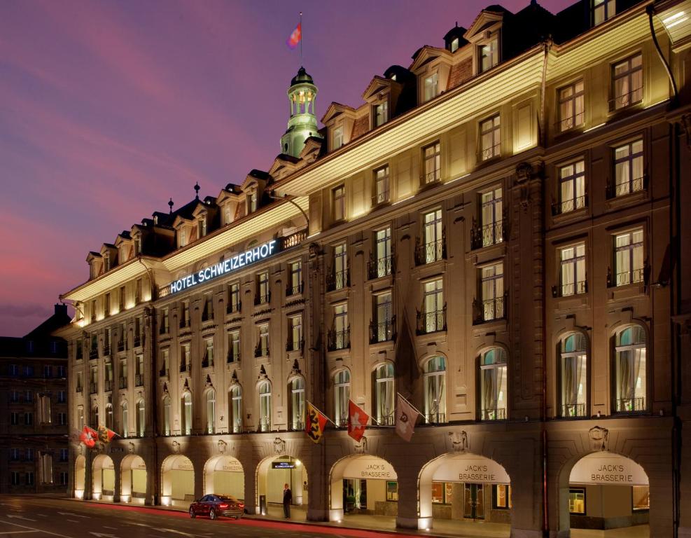 伯尔尼Hotel Schweizerhof Bern & Spa的前面有标志的建筑
