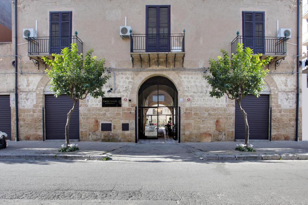 巴格里亚B&B Palazzo Corselli的门前有两棵树的建筑