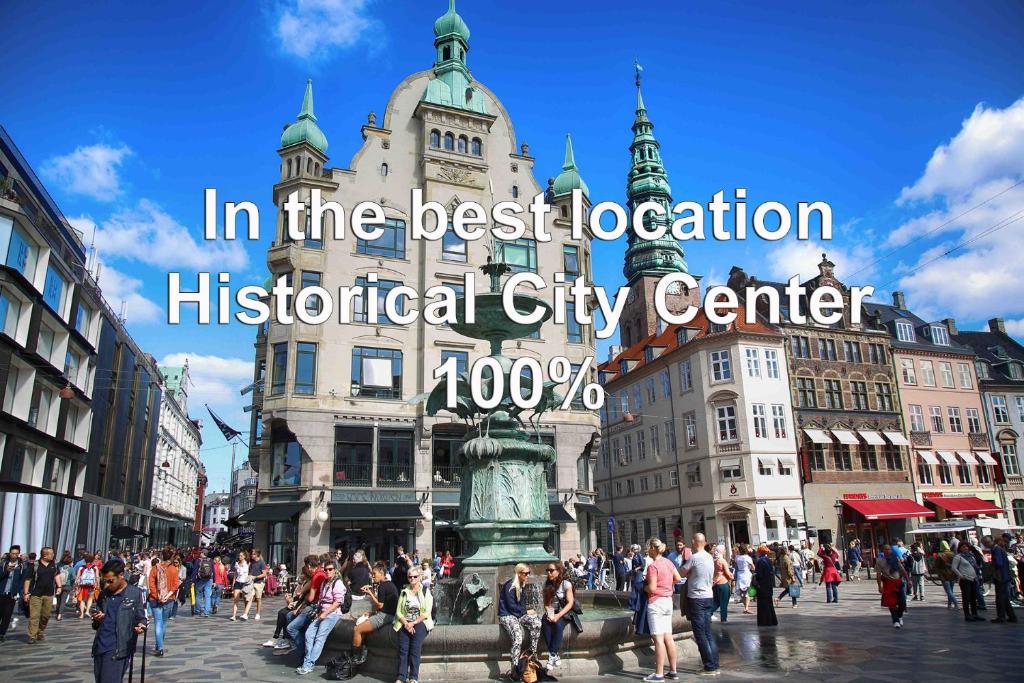 哥本哈根Best Tourist Spot City Center的一群人走在市中心周围