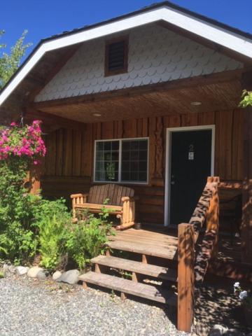 塔尔基特纳Denali Fireside Cabin & Suites的小木屋设有门廊和门
