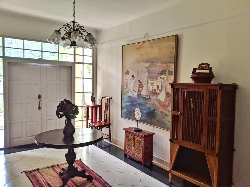 雅加达My Home by FLAT06的客厅配有桌子和墙上的绘画