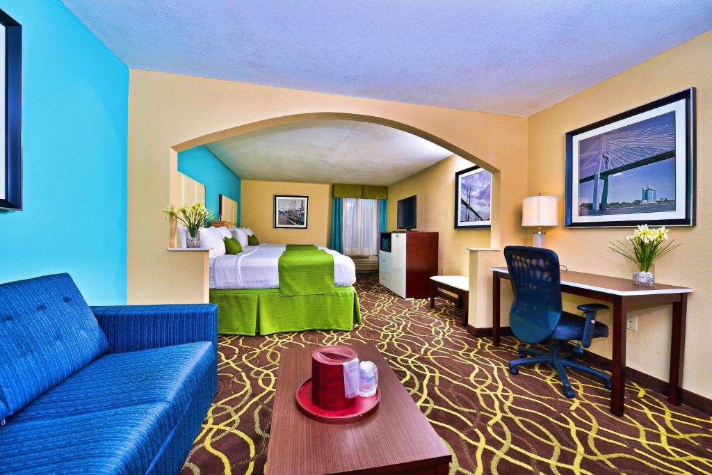 萨凡纳贝斯特韦斯特萨凡纳机场旅馆及套房的酒店客房,配有床和沙发