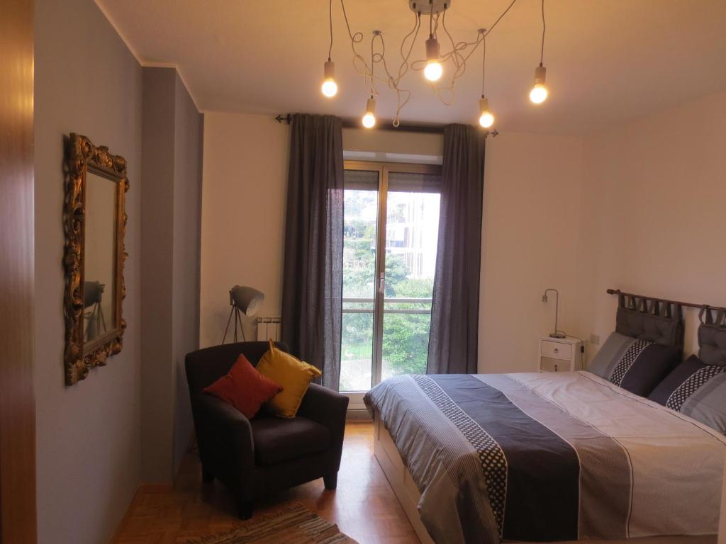 热那亚Quarto di Luna的卧室配有床、椅子和窗户。