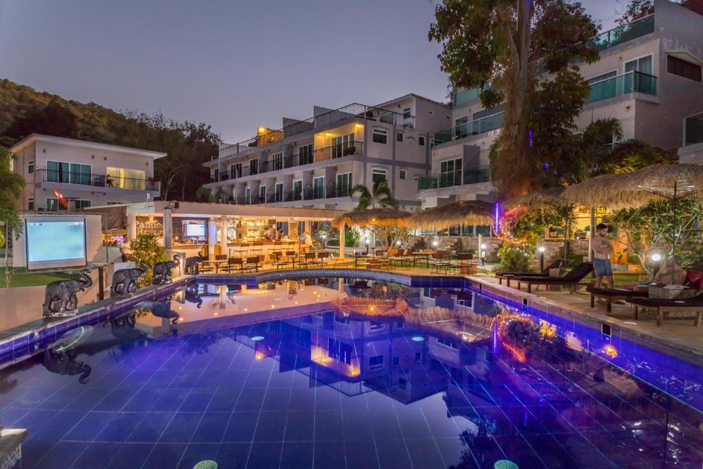 沙美岛潘多拉酒店的一个大型游泳池,酒店背景
