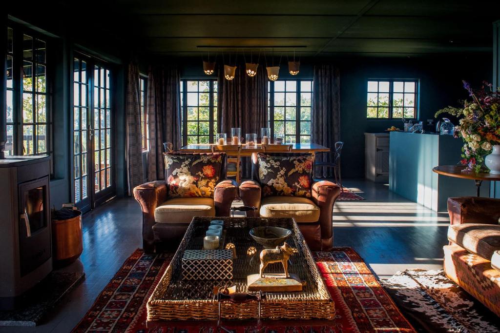 克尼斯纳Woodcutters Forest Cottages的客厅配有两张沙发和一张桌子
