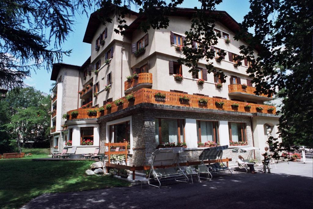 巴多尼奇亚德斯杰尼酒店的前面有椅子的大建筑