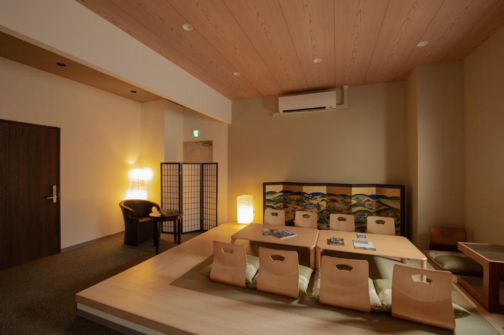 奈良bnbplus Sarasa Nara的一间客房内配有桌椅的房间