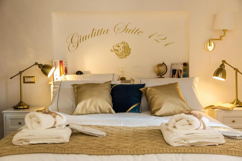 罗马Giuditta Suite 121 Trastevere Roma的一间卧室配有带毛巾的床